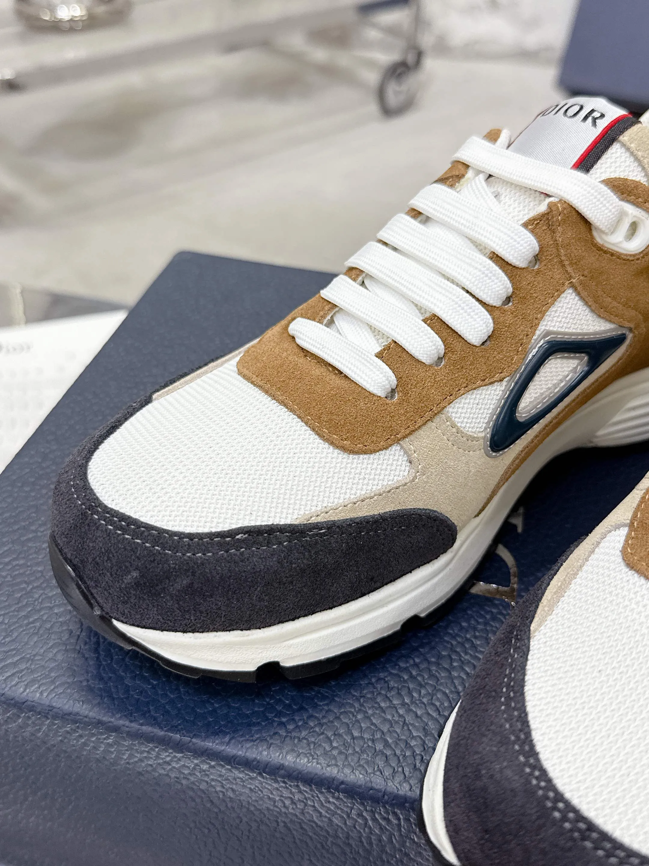 Men's men's shoes💰580💰 Dior Dior's latest color matching B30 series dad sneakers original 17960💰 purchased for development and production Brand new B30 sneakers Dad Shoes style shoes that follow the trend of the retro market The Dior logo on the tongue also indicates that this pair of shoes is the B30 model! B30 uses fine-textured leather and mesh cloth materials to form a shoe body. There are conspicuous letters CD on both sides of the shoe body to indicate identity. Many lines on the shoe body outline details to make the shoes look less monotonous and full of retro flavor. The delivery counter is exquisitely packaged🛍📦 ▪️Fabric: Original customized technical fabric + mesh ▪️Inner lining: Customized breathable lining ▪️Outsole: Original molded IP foam + TPU outsole ▪️Sole thickness: 3.5CM ▪️Size: Men's size 39-46 (Male size 38.45.46 customized)